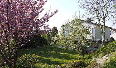 Großzügiges Einfamilienhaus mit riesigem Garten