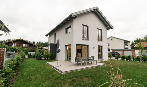 Detached architect-designed detached house, KfW 70, built 2015, 143 sqm living area, 442 sqm plot in Rimsting/Chiemsee