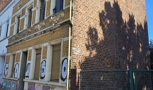 entkerntes Mehrfamilienhaus auf großem Grundstück aus Jahrhundertwende