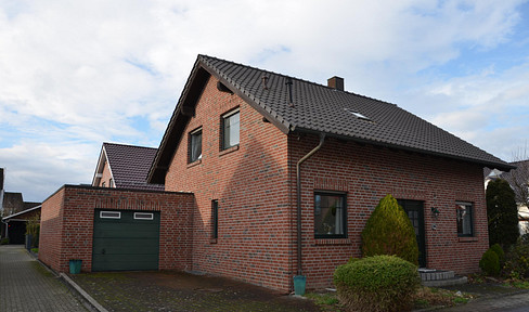 Well-equipped detached house in upmarket residential area