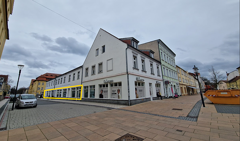 Commercial space with large window front in ideal pedestrian zone