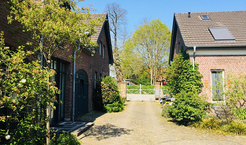 Individual gem in a square courtyard