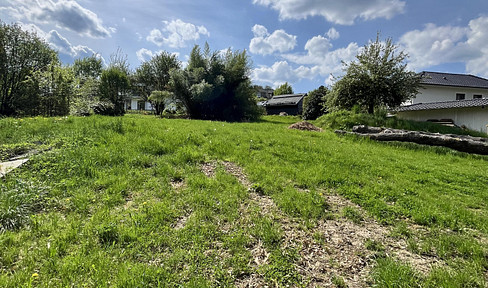 Sunny building plot in a central location, adjacent recreational area.
