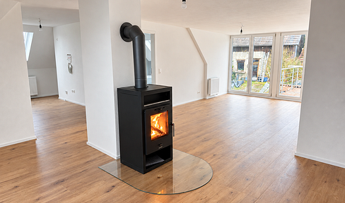 Renovated maisonette apartment with a spacious living area, high-quality kitchen, and balcony.