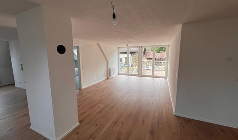 First-time occupancy, freshly renovated maisonette apartment with high-quality kitchen & balcony