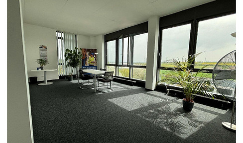 Prestigious, bright office unit with central access on the Lerchenberg