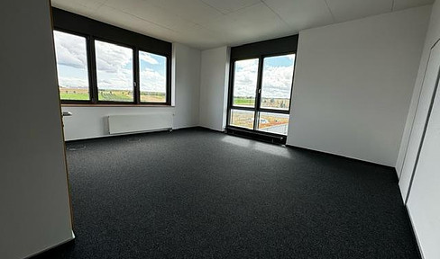 Prestigious, bright office unit with central access on the Lerchenberg