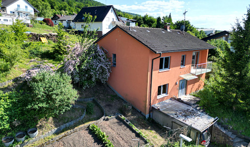 Green oasis: detached house on the outskirts of the village with wonderful distant views