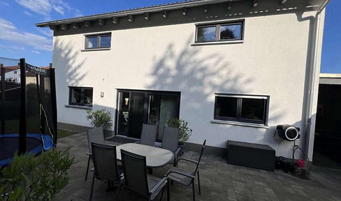 Schönes Einfamilienhaus (KFW 70) mit tollem Garten