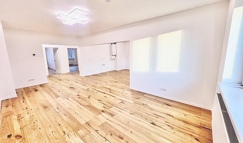 Commission-free direct sale: Top renovated 3-room apartment with underground parking option in prime Düsseldorf-Zoo location!