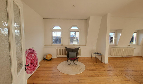 Refurbished period apartment with eat-in kitchen and communal garden