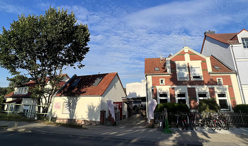 Wassergrundstück mit Einfamilienhaus, ausgebautem Nebengebäude & Bootshaus mit Hafen