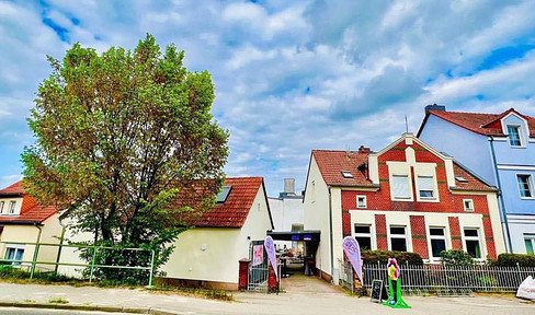 Wassergrundstück mit Einfamilienhaus, ausgebautem Nebengebäude & Bootshaus mit Hafen