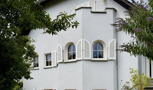 Energy-efficiently renovated single-family home in a country house style.