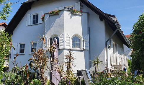 Energy-efficiently renovated single-family home in a country house style.