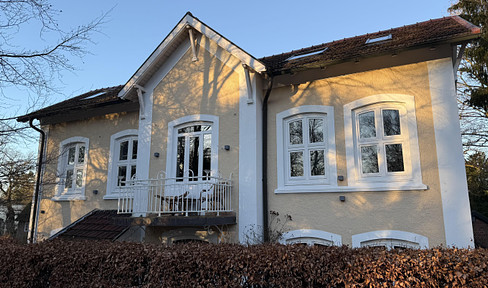 Renoviertes Altbau-Haus aus der Gründerzeit in Bauernhaus-Umgebung Alt-Osdorf