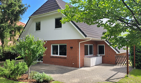 central & quiet - detached house in Brieselang