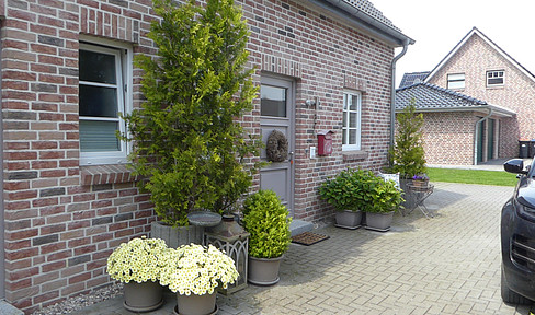 VON PRIVAT - STIL & CHARME stand for this space miracle. Photovoltaics, garden, garden shed...