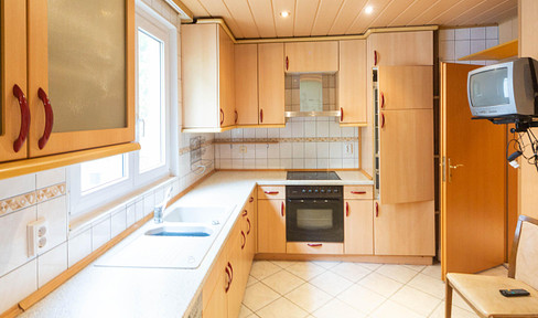 Spacious 4-room apartment with fitted kitchen