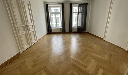 Exclusive, newly renovated 5-room apartment with fitted kitchen and balcony, for rent in the musicians' quarter.