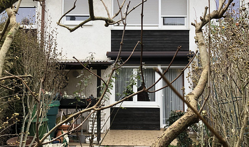 Älteres Reihenmittelhaus mit überdachter Terrasse und kleinem Gartenanteil