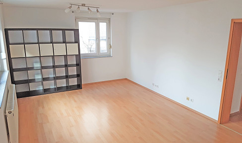 Directly on Marienplatz: well-kept 2-room apartment with parking space and fitted kitchen