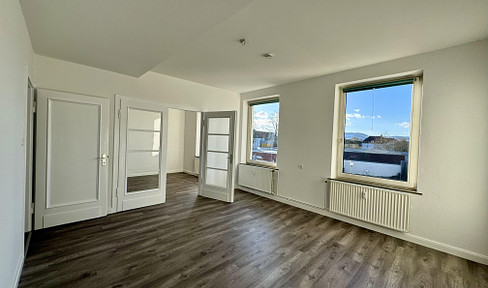 *TOP* Lichtdurchflutete renovierte 3-Zimmer-Wohnung mit Altbaucharme und Balkon