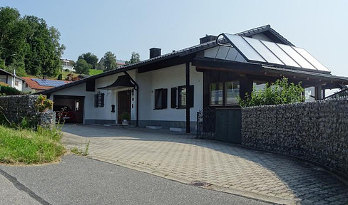 Einfamilienhaus mit Einliegerwohnung mit unverbaubarer Aussicht in ruhiger sonniger Lage!