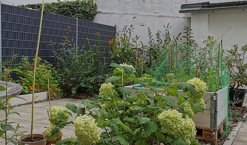 Helle 2 Zimmer Wohnung mit eigenem kleinen Garten und Einbauküche, zentrumsnah