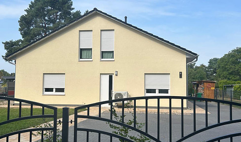 Attraktive neu renovierte sehr geräumige 3-Zimmer Wohnung in einem Haus mit Garten, 144,5 qm