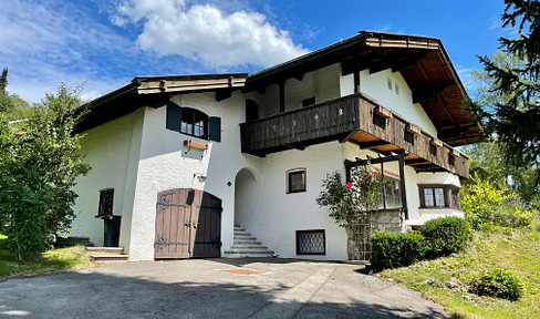 EINZIGARTIGE LANDHAUSVILLA MIT GROẞEM GARTEN UND BERGBLICK IN ZENTRALER BESTLAGE. BEFRISTET.