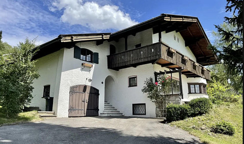 EINZIGARTIGE LANDHAUSVILLA MIT GROẞEM GARTEN UND BERGBLICK IN ZENTRALER BESTLAGE. BEFRISTET.