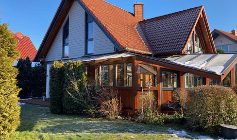 Gepflegtes Einfamilienhaus mit interessanter Architektur und Doppelcarport in  Ortsrandlage