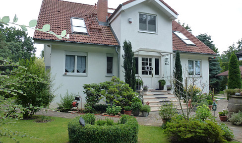 Spacious architect's house with separate granny apartment