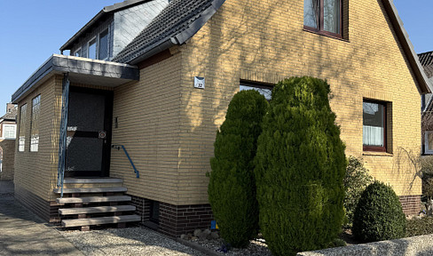 Spacious 2-generation house with guest house in a location close to town