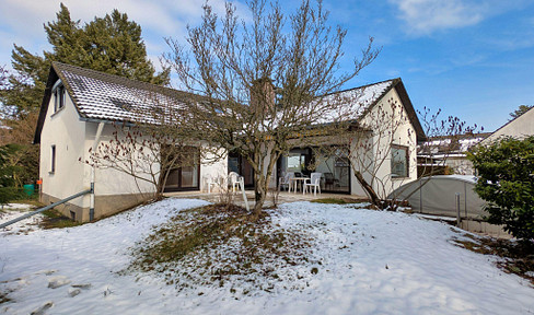 Bungalow with a large plot of land, located in a quiet and conveniently accessible area.