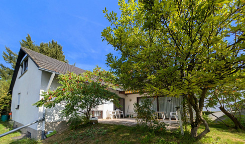 Excellent price - 777 square meters of land, bungalow, full basement, garage, in a prime location in the town of Heusenstamm, in a quiet setting.