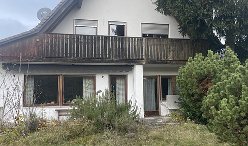 Charmantes Zweifamilienhaus mit großem Garten, Garage und Potenzial