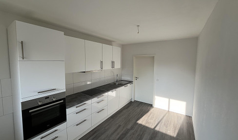 First occupancy after renovation - stylish 3-room apartment with EBK and balcony in Worms