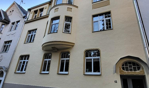 Super renovated 4-room top floor apartment with new fitted kitchen