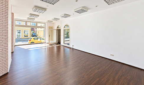 Retail space or office for rent in a prime location in Neustrelitz, featuring a large window frontage.
