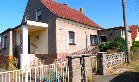 Detached house with granny annexe in a central and traffic-calming location