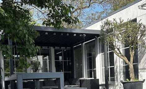 Elegant bungalow-style house with large plot, outbuildings and pool in Altglienicke