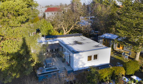 Elegantes Haus im Bauhaus-Stil mit großem Grundstück, Nebengelass und Pool in Altglienicke