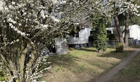 House in bungalow style, built as a prefabricated home, with a pool, separate outbuilding, and a large plot of land.
