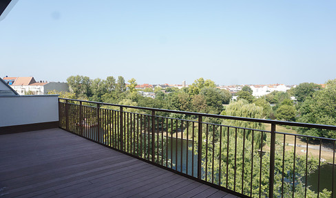 Luxurious penthouse with fantastic views of the Spree & exclusive roof terrace with panoramic views over Berlin!