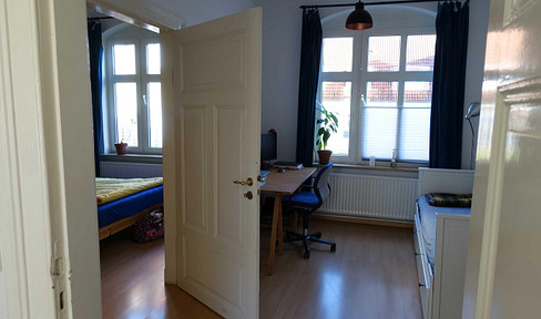 Altstadt: pretty 2-room apartment Altstadt - stucco + period doors - 5 min walk to city+harbor+Holm
