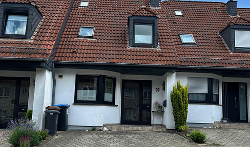 Reihenmittelhaus , hell , gepflegt , sehr gute Lage , Balkon , Terrasse , Garten, Stellplätze.