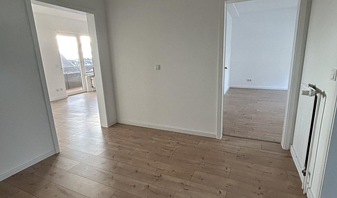 PRIVAT: Erstbezug nach Sanierung EBK/Süd-Balkon: Große helle 2-Zimmer-Wohnung in Langen