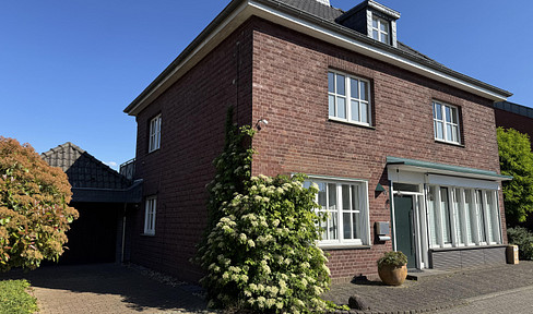 Detached house with large plot of land